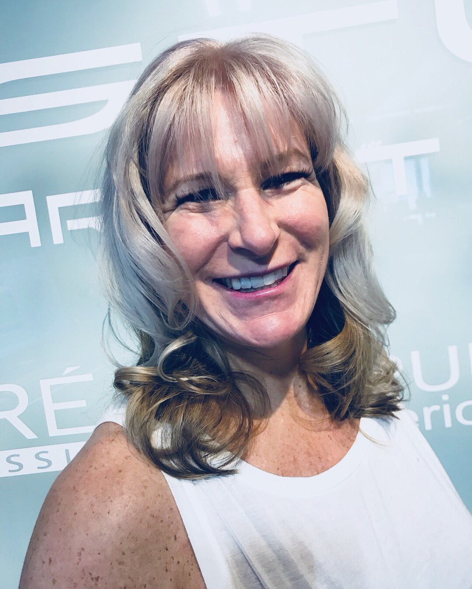 studiohartistgp's tweet photo. Silver beauty 😱✨could you rock this colour like our lovely client? #studioHartistgroup #heatherwenman #silverhair #londonont #iamlorealpro #kerastase #greencirclesalons #bbb https://t.co/DX4UpFttJ0
