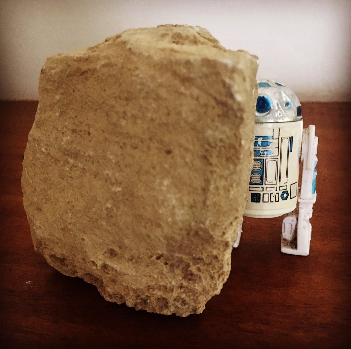 SteeleWars's tweet photo. Rock from the actual location #GeorgeLucas cgi'ed a rock in front of the real R2.
#BluRayEdition https://t.co/AKPok6PExn