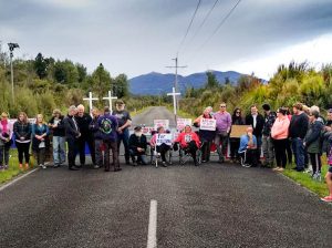 (12) Ordinary citizens overwhelmingly supported the families vs the govt, which won re-election twice but lost power in 2017 thanks, in part, to this issue. Last year families and supporters occupied the access road to stop anyone going near the Pike River mine site.