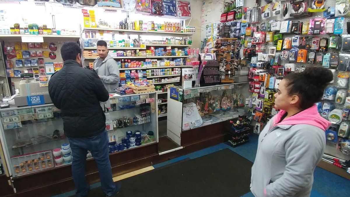 PedersonSprint's tweet image. Moe training how to partner with local businesses, owner interested in porting 4 lines and comcast!@moeboost @AmyBoost