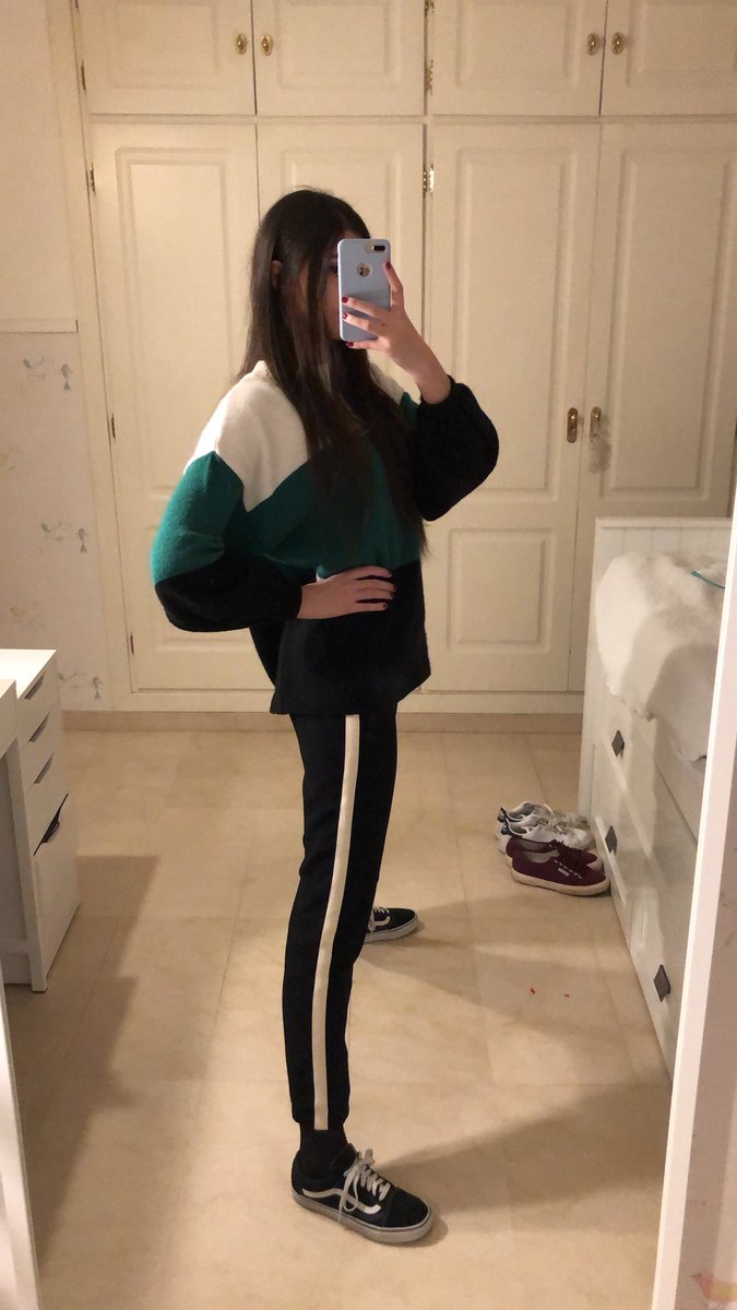 Marisol seperti memiliki 2 kaki kurus