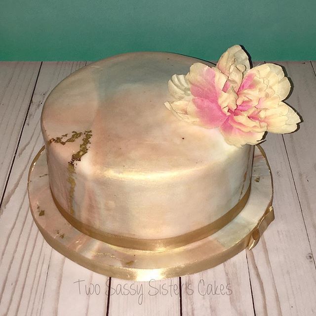 TSSCakes's tweet photo. #champagne #marbled #fondant #cake with #goldleaf accents https://t.co/TgVrNIPulL https://t.co/eLSAA4cJeg