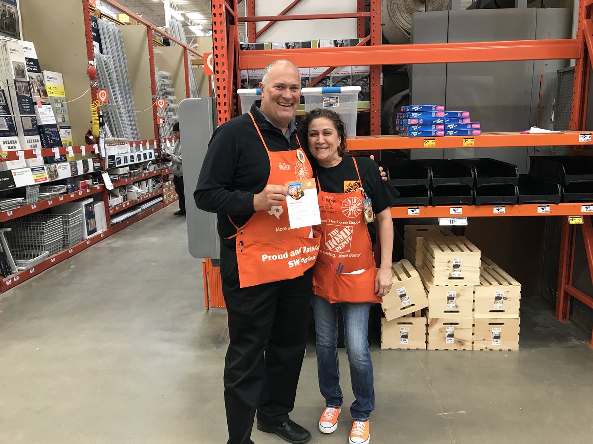 The Big Smooth recognizing FES Lupe at 537!!  <a href="/HomeDepotD151/">Home Depot D151</a> <a href="/tori_bronson/">Tori Bronson</a> @zakkask @anadavis11