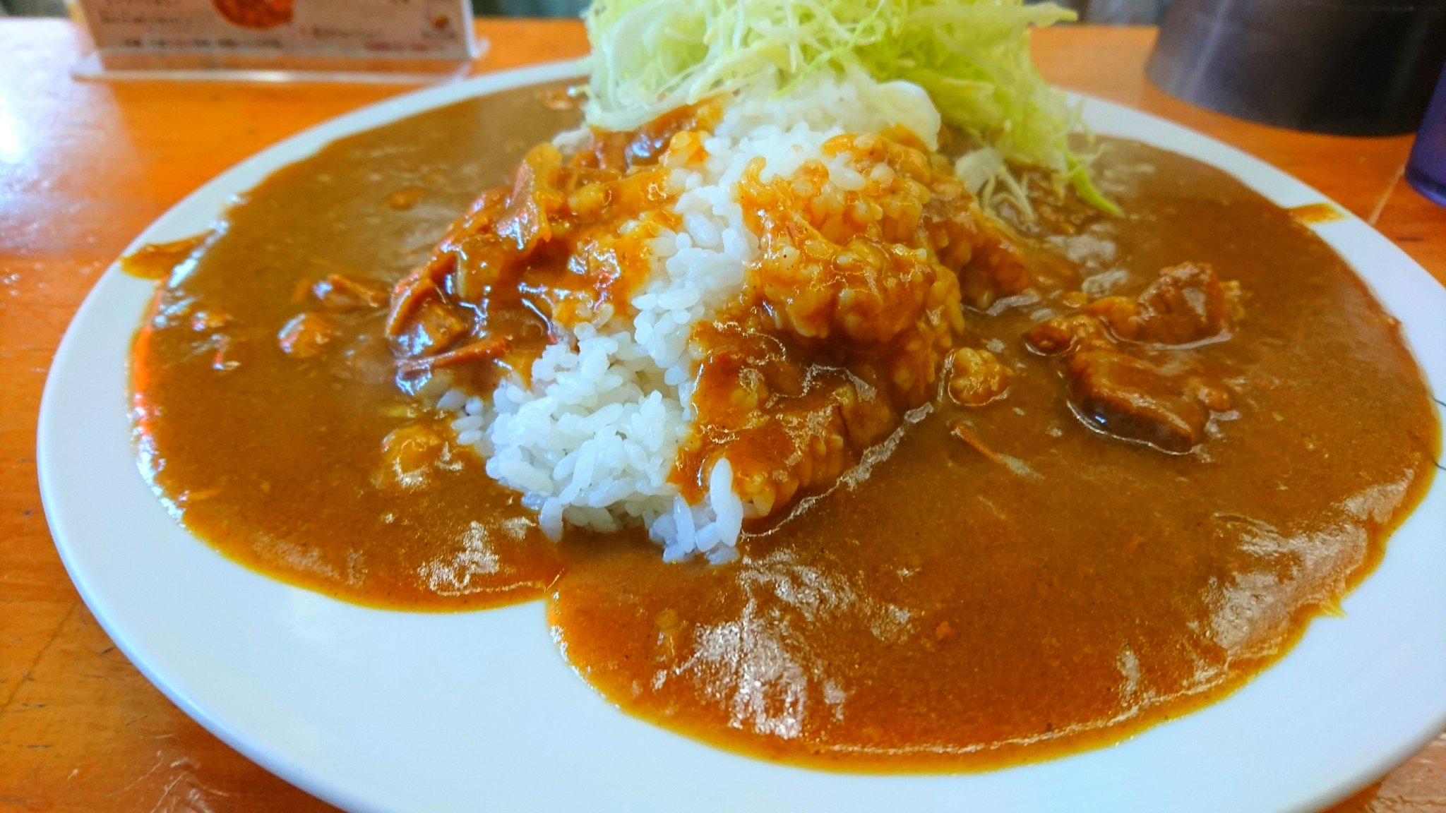 Sk 中栄 築地 合いがけカレー 雑誌にもよく掲載される 大正元年創業の老舗カレー店 名物の合いがけカレーは印度 ビーフ ハヤシから お好みで２種を選択 注文してから１０秒 ２０秒で商品が届くという 吉野家もびっくりの提供スピードです