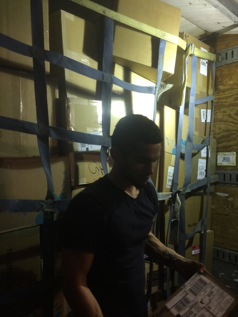 #CaughtSafely Jose on Phoaz T putting up the straps, getting it tight, and making it safe for our feeder drivers and unloaders in Albuquerque! Thanks <a href="/kennethcherry26/">Kenneth</a> <a href="/TonyTvalencia01/">TONY</a> @DesertMTUPSers