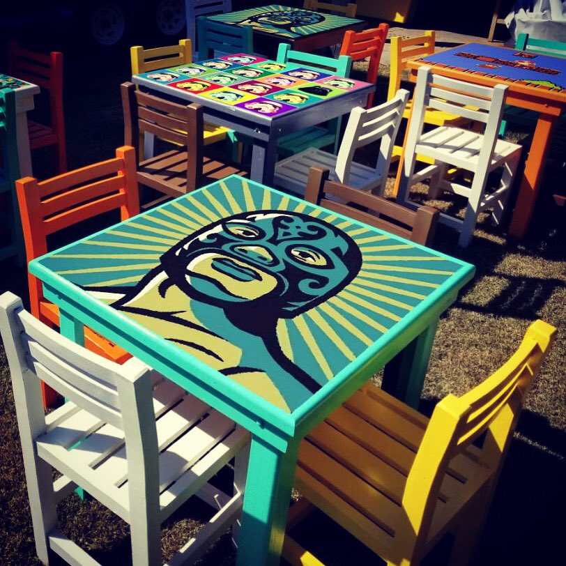 barriovallarta's tweet image. Asi de #coloridas las #sillasymesas de #barriovallarta en #olasaltaspv #puertovallarta #foodtrucks #comingback #soon #MAR2018