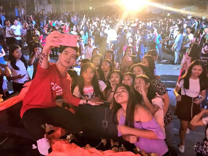 Anthonics_ofc's tweet photo. Our main bae @anthonyrosaldo feels sooo loved by the crowd of Don Jesus Gonzales High School! Thank you for having our bae. ❤

#AnthonicsOfficial #Anthonics #AnthonyRosaldo #Singer #Performer #PrimetimeArtist https://t.co/u8TfYMP62U
