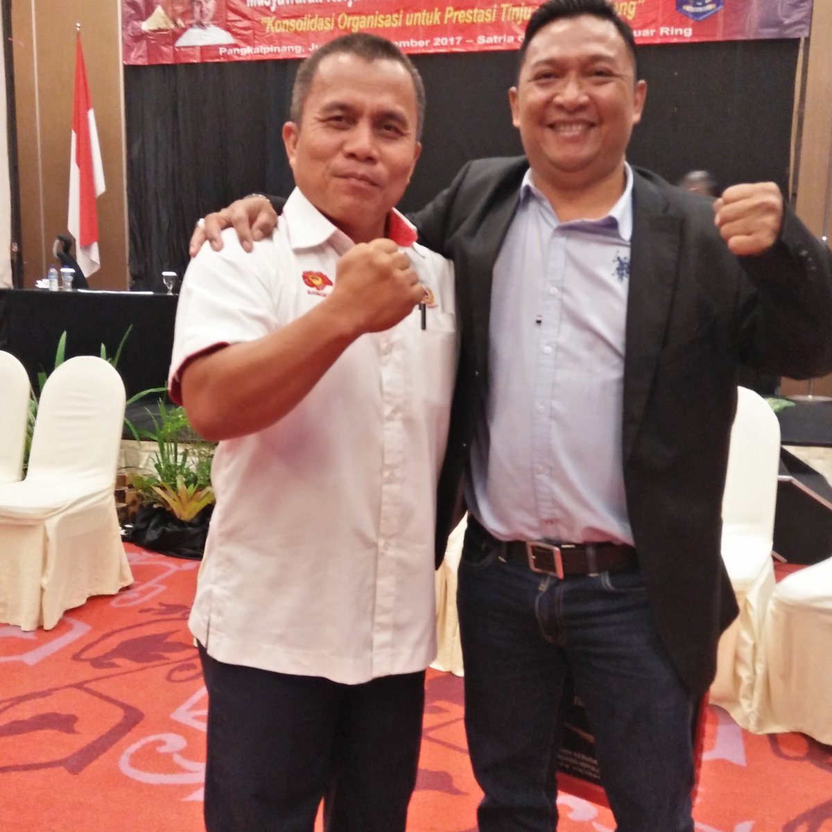 BarlianBbc's tweet photo. Komentator Tinju TV ONE Bung Silatang... https://t.co/JS8192LisB