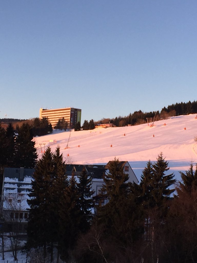 Martini_pks's tweet photo. Einen eisigen guten Morgen wünscht euch #pksystems und #cloud4de aus #Oberwiesenthal. Der Berg ruft, die Sonne lacht bei minus 11 Grad Celsius, die Piste wartet auf uns, auf gehts. #OWT https://t.co/2s6bHev5pj