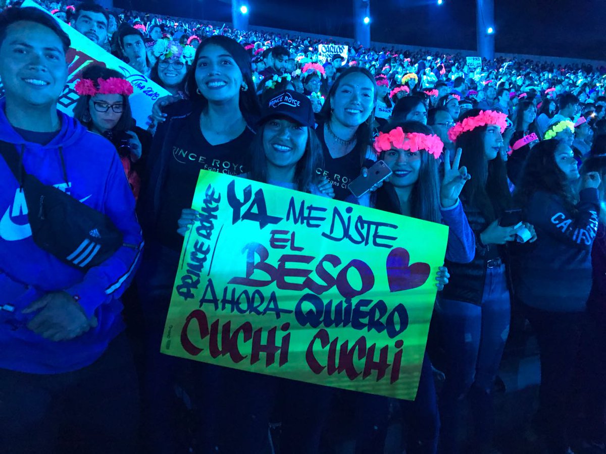 meganoticiascl's tweet photo. ✨ #LaFiestaDeViña | Las fanáticas de Prince Royce esperan al cantante que cerrará la cuarta noche de Viña ¡Con estos mensajes 😳😏! https://t.co/4osVYTxlLb