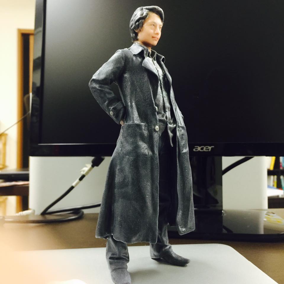 吉藤オリィ 寝たきりの先をつくる 黒い白衣を12年着てみて良かったこと １ 気分がいい ２ 服に悩まなくていい ３ 変な勧誘がこない ４ すぐ発見してもらえる ５ 面白い変人ばかり友達になる ６ 警察も友達になる ７ 古い考えの人がよってこない ８