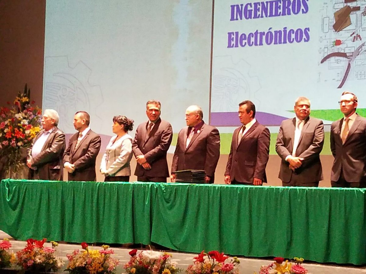 UTRCC's tweet photo. El Ing. Jamder González Esparza asistió a la ceremonia de graduación del @tecdemonclova en representación del M.C Francisco Osorio Morales, Subsecretario de Educación Media y Superior en el Estado de Coahuila. @mrikelme @HiginioGlzC @PacoOsorio @JamderUtrcc @SeduMediaCoah https://t.co/u3NosdGNpc
