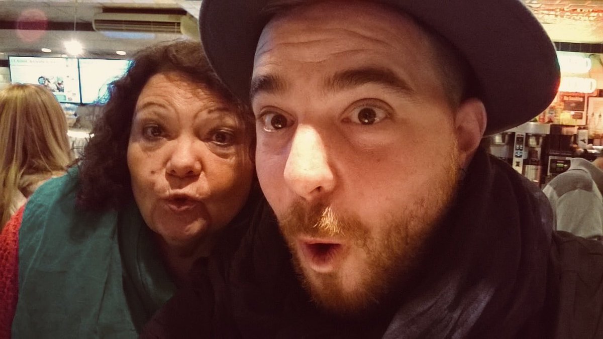 Lo simple de la cotidianidad es lo que uno extraña... el compañerismo... ese vacío que nadie podrá volver a llenar... y entonces te preguntas si al final sos sólo eso... un  cine sin gente!