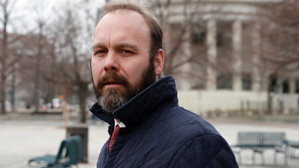 Olivianuzzi's tweet photo. every photo of rick gates with a beard looks like it's from a pitchfork review of an IRS agent's debut folktronica album https://t.co/qsQ1A3mo4t