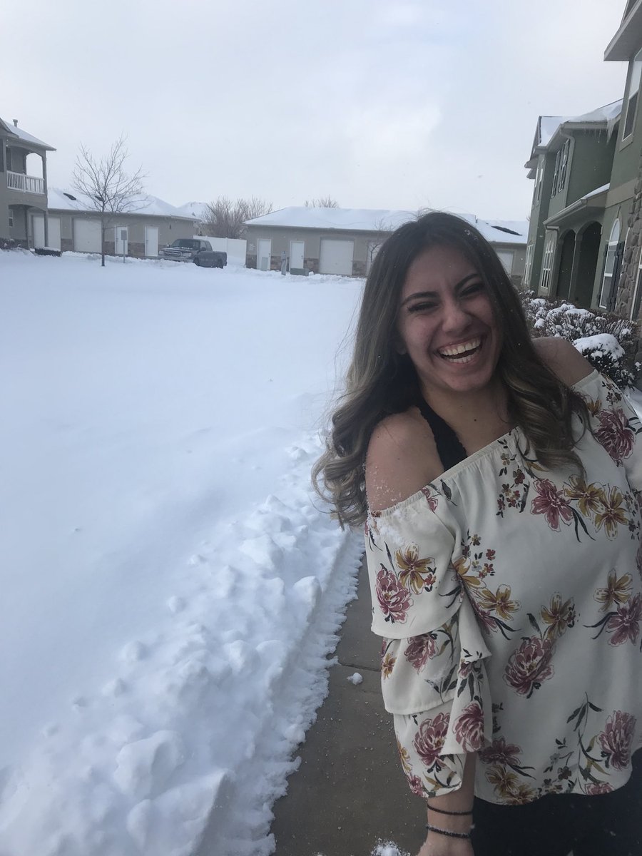 kamryngroce's tweet photo. my mom said “i’m going inside. you’re getting too much snow on me.”
looks like turning 18 didn’t make me any less of a child.🤷‍♀️ https://t.co/IX3rcVuV1a