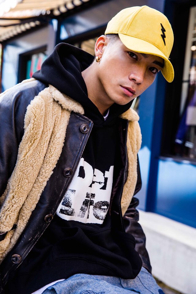STADIUM_03's tweet photo. 現在、伊勢丹新宿店メンズ館7Fで行われているSTADIUMのPOP UP SHOPにて、明日2/24(土)10:30〜からDEFLIFEアイテムを発売開始致します。

#deflife #defjam #defjamrecordings #sway #stadium #stadium_03 #streetfashion #mensfashion #japan #tokyo https://t.co/kGvebQ4tVg