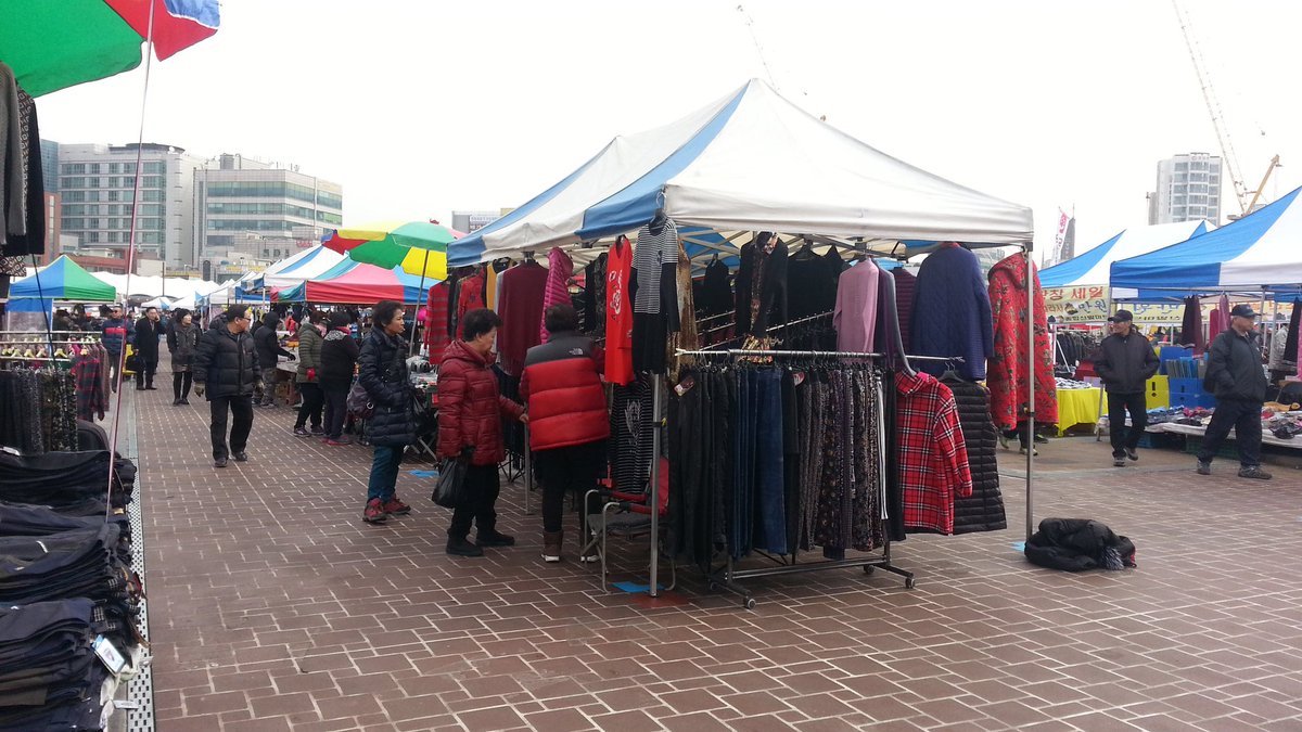 모란5일장이 바로 옆 모란 공영주차장 부지로  이전하여  개장하였어요!!
오셔서 구경하시고 많이 이용해주세요^^
 #성남시