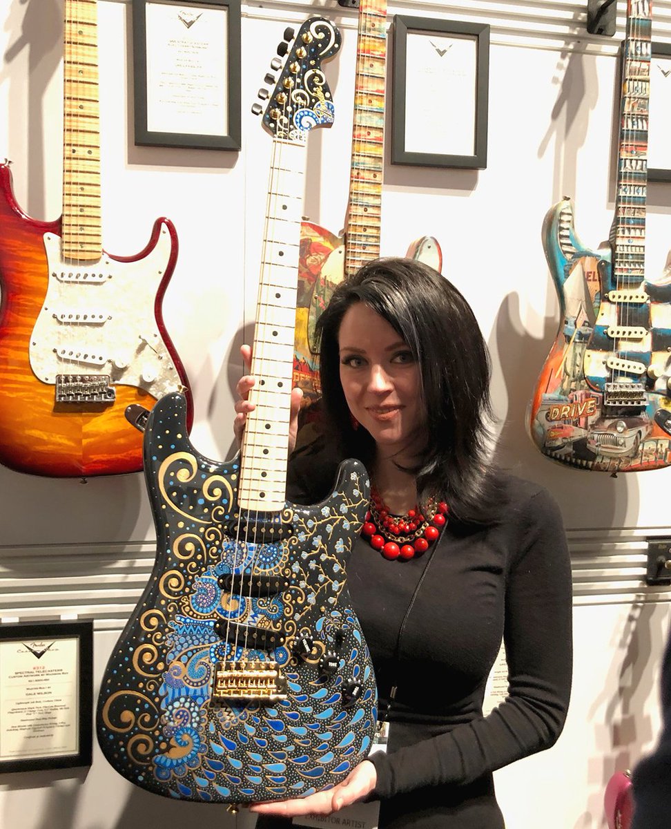 Uzivatel Fender フェンダー Na Twitteru マスタービルダー グレッグ フェスラーとミルウォーキー出身の女性ペイント アーティスト サラ ギャレンバーガーによるコラボレーション ギターdelta Blue Stratocaster T Co Elzl24gap2 T Co