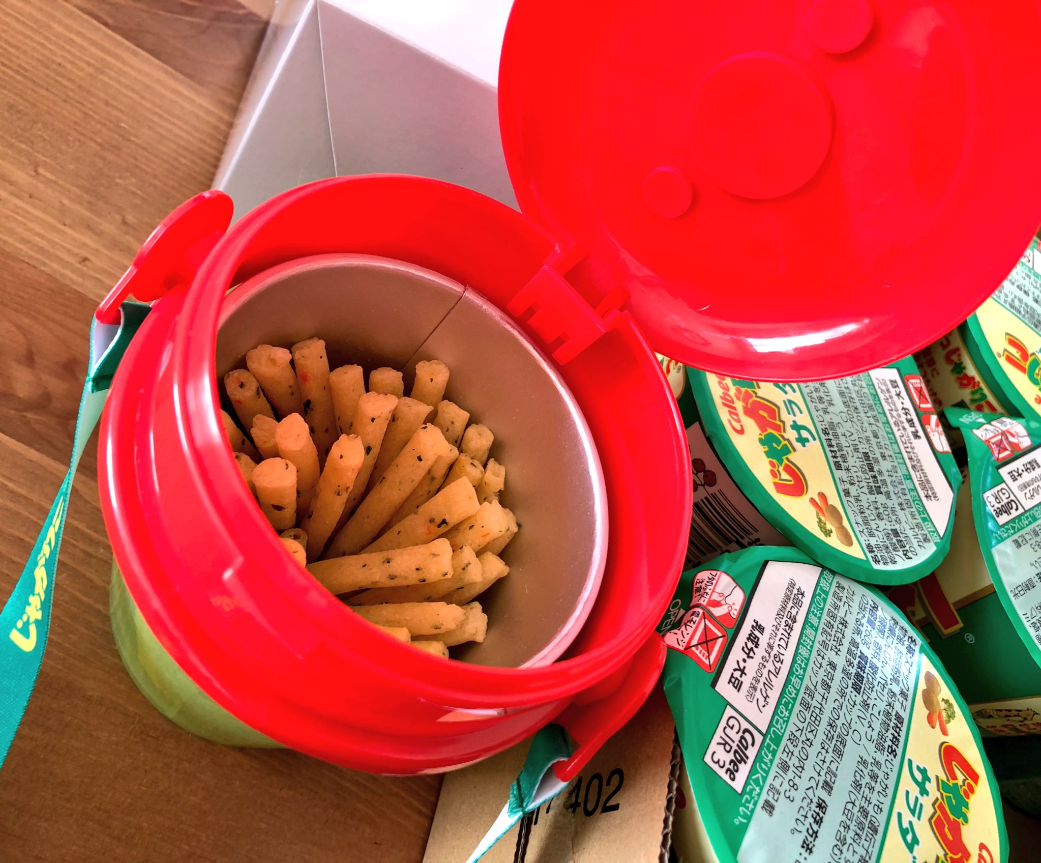 たー カルビー Calbee Jp 様よりじゃがりこトーナメントで当選したじゃがりこ1ケースとじゃがりこホルダーが届きました じゃがりこ大好きな娘がやったーと大喜び よく外でのおやつに食べるのでじゃがりこホルダーは便利 ありがとうございました