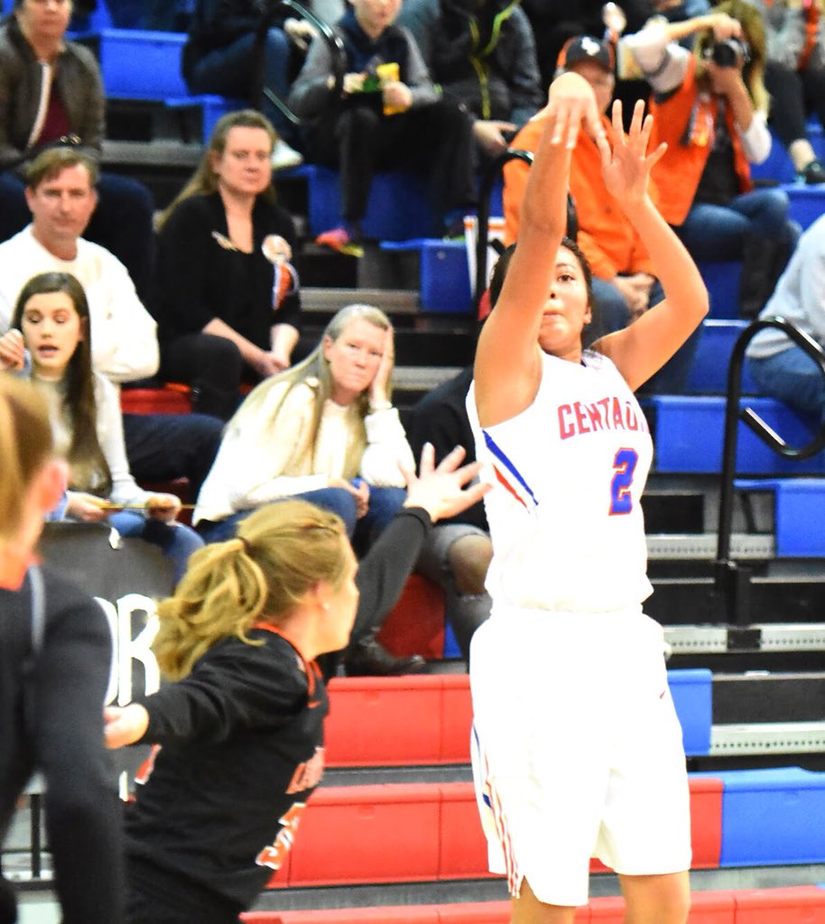 BradCochi's tweet photo. At the end of their third straight 18-plus win season, the Centaurus girls nearly pulled off a huge comeback against Lewis-Palmer tonight but fell just short of the Sweet 16. Story: https://t.co/scOcMVRuha #copreps @BoCoPreps @CHSAA @CentaurusHS @coloradopreps https://t.co/TrzopH23lU