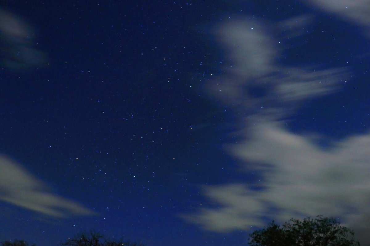 supermariosv's tweet photo. No creo que exista alguien que pueda decir que estamos solos en el universo después de ver el cielo así, lleno de estrellas. https://t.co/BQXv73fpNT