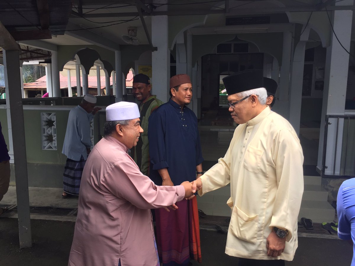 nazridouglas's tweet photo. #MPLarut DS @dhzhamzah bersama penduduk Kg. Tanjong Lengkong, Selama menunaikan solat jumaat.
Seterusnya makan tengahari di kenduri rakyat bersama masyarakat setempat.
#Programkawasan #P.056 #Larut #KPDNKK #Perak #Selama https://t.co/Jlzhk9ykfm