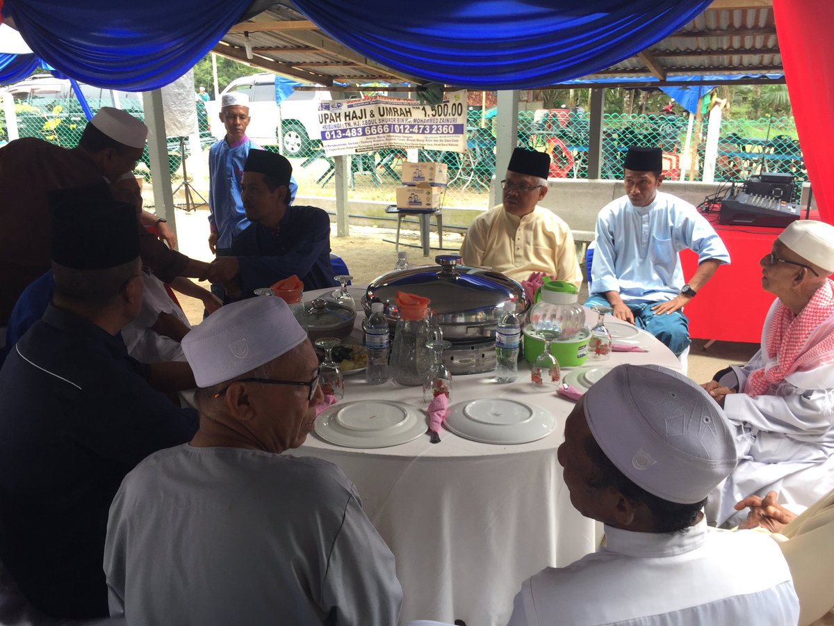 nazridouglas's tweet photo. #MPLarut DS @dhzhamzah bersama penduduk Kg. Tanjong Lengkong, Selama menunaikan solat jumaat.
Seterusnya makan tengahari di kenduri rakyat bersama masyarakat setempat.
#Programkawasan #P.056 #Larut #KPDNKK #Perak #Selama https://t.co/Jlzhk9ykfm