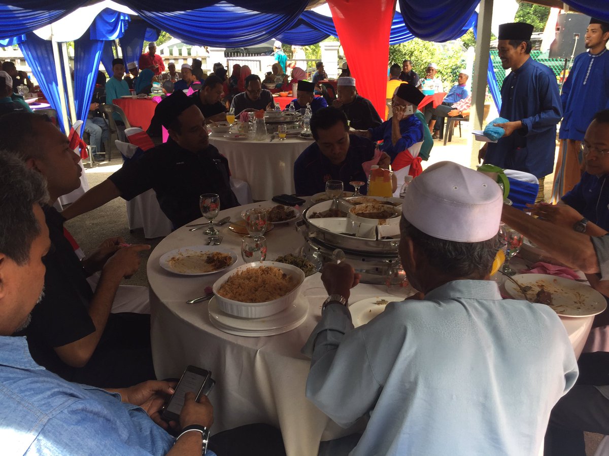nazridouglas's tweet photo. #MPLarut DS @dhzhamzah bersama penduduk Kg. Tanjong Lengkong, Selama menunaikan solat jumaat.
Seterusnya makan tengahari di kenduri rakyat bersama masyarakat setempat.
#Programkawasan #P.056 #Larut #KPDNKK #Perak #Selama https://t.co/Jlzhk9ykfm