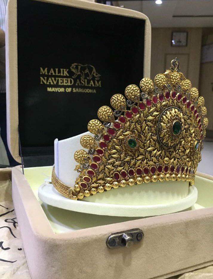Malikji1850's tweet image. مریم نواز صاحبہ کے لیے 21 تولے سونے کا تاج تیار
سرگودھا کے میئر ملک نوید اسلم کی جانب سے آج سوشل میڈیا کنونشن میں پہنایا جائے گا
#DisqualificationRejected