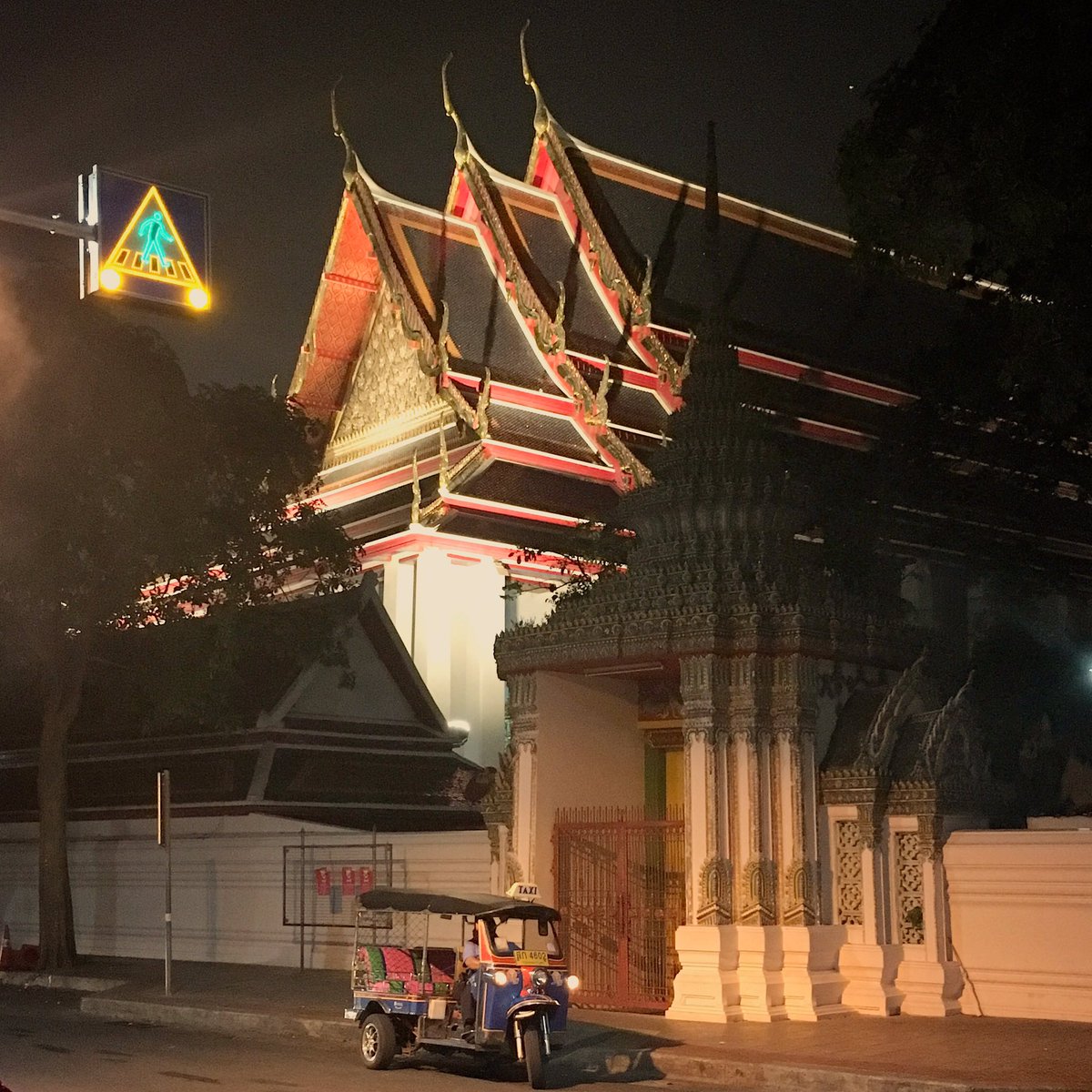 farawayjourney's tweet photo. All things Bangkok #bangkokbynight #temple #tuktuk #thailand https://t.co/1GH9r9F8Ke