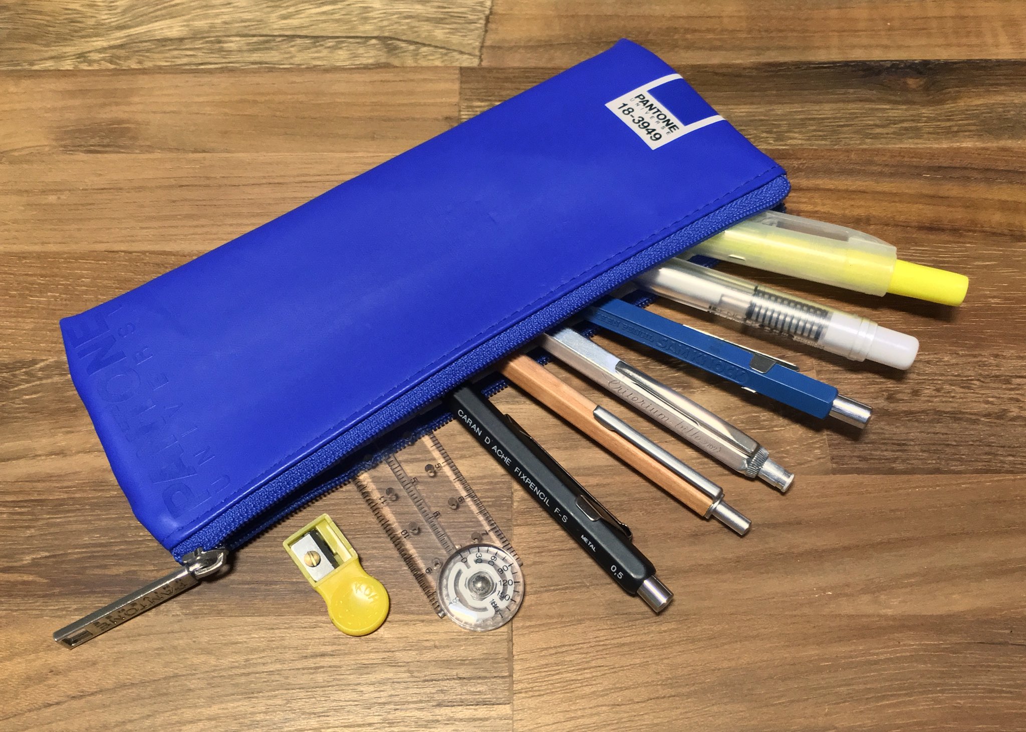 Kelvin Pang 筆箱紹介 Compact Hexagonal Set Pantone Universe Pen Case Gakken Sam Knock 2mm Criterium 2707 Ballpen Blue Ink Muji Wooden Ballpen Black Ink Caran