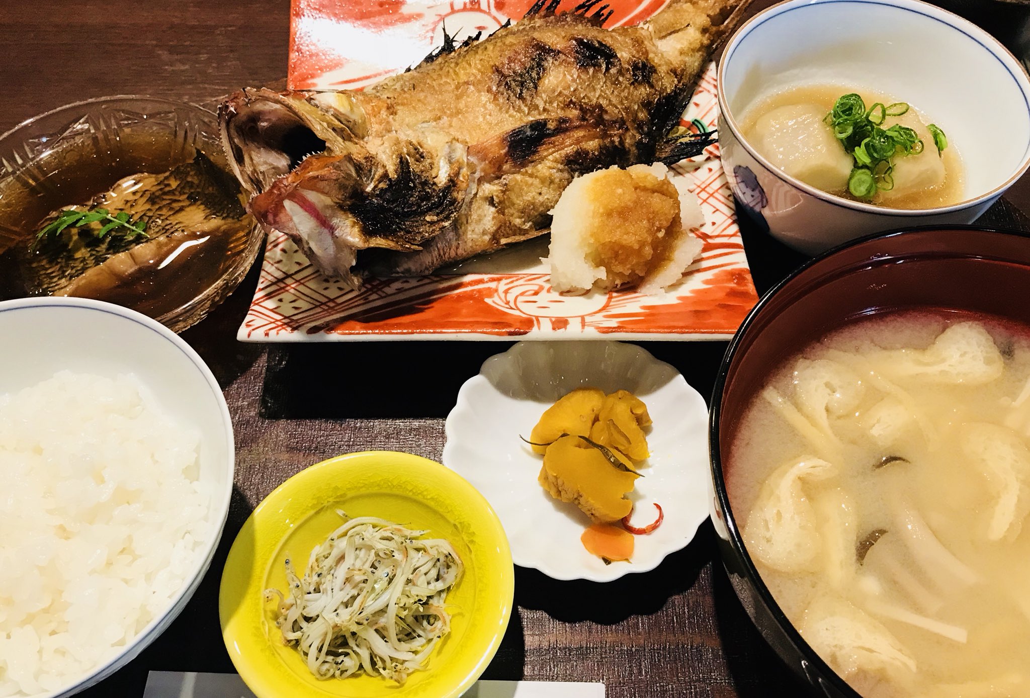 山下弘子 お昼は外でランチ お気に入りの和食で 顔の長さくらいの大きさののどぐろ定食 たまにの贅沢 とっても美味しかった 食べ過ぎて胃がはちきれそう 今ひたすら安静中 さんろくぼう