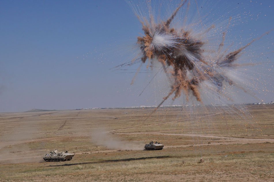 CGTNRadio's tweet image. A combined brigade takes part in a #trainingexercise. The brigade, nicknamed &quot;Plain Wolf&quot;, has participated in over 40 major military confrontation training exercises such as the &quot;Stride-Zhurihe&quot; exercise since it was established 6 years ago. suo.im/1H0KOa