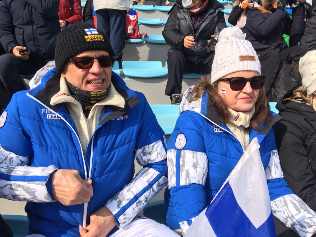 srajamaki's tweet photo. Tarja ja Eero Niskanen jännittävät katsomossa. Viimeksi, kun olin pariskunnan vieressä seuraamassa kisoja, tuli olympiakultaa ja -hopeaa. Miten tänään? 50km NYT! #olympialaiset https://t.co/hfKGz24wt6