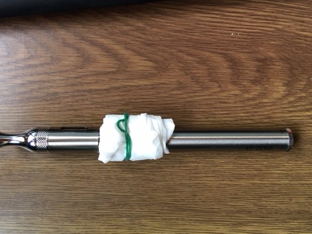 kotoura's tweet photo. 立てて置いとくと激しくリキッドが漏れるけど、こうやって横向けに置いとくとリキッドは漏れない模様。。。ていうか壊れてんのかな？？ #電子タバコ #VAPE #VPZERO #液漏れ https://t.co/5vMWX4Mxfa