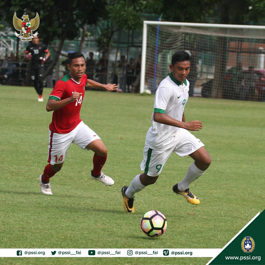 PSSI's tweet photo. Aksi para pemain Timnas U-23 dan Timnas U-19 saat menjalani laga internal di Lapangan ABC Senayan  Sabtu (24/2/2018) pagi.

#PSSI #GarudaMuda #GarudaNusantara https://t.co/yBwvEGYhCY