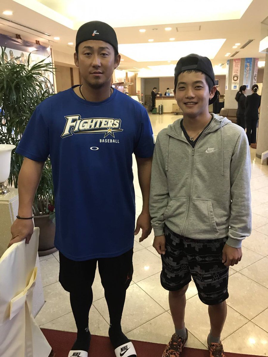 松本 琉樹 Tren Twitter 今日は 中田翔くんからの 招待チケットで 日本ハム対中日ドラゴンズの オープン戦見に行ってきました 一試合ホームラン6本 激熱 試合後中田さんと会って 帽子も貰い 少し話して 写真もとれて満足 ってか バリでかい 中田翔