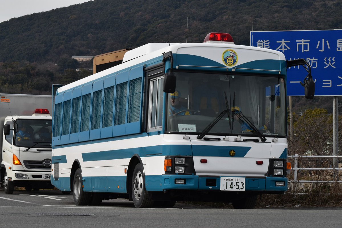 Mf10l33 鹿児島県警本部 機動隊 エルガミオ大型輸送車 レンジャー 資機材搬送車 大型輸送車は九州管区機動隊 鹿児島第二小隊所属のようでした 鹿児島らしく桜島をモチーフにしたマークです 鹿児島も2タイプの資機材搬送車を持ち込んでいました Mf10l33 鹿児島県警本部 機動隊 エルガミオ大型輸送車 レンジャー 資機材搬送車 大型輸送車は九州管区機動隊 鹿児島第二小隊所属のようでした 鹿児島らしく桜島をモチーフにしたマークです 鹿児島も2タイプの資機材搬送車を持ち込んでいました