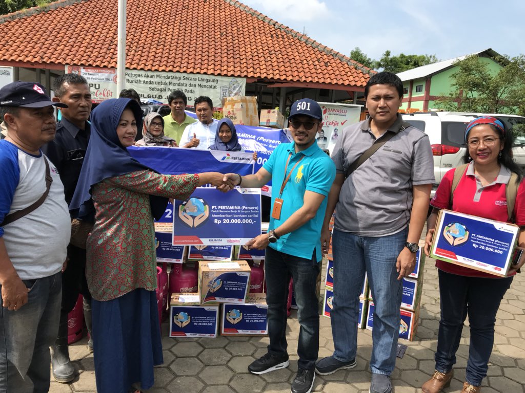 denyhamdani's tweet photo. PERTAMINA peduli banjir dan longsor Brebes.. Berbagi tak pernah rugi.. https://t.co/j5JRRP9fCU