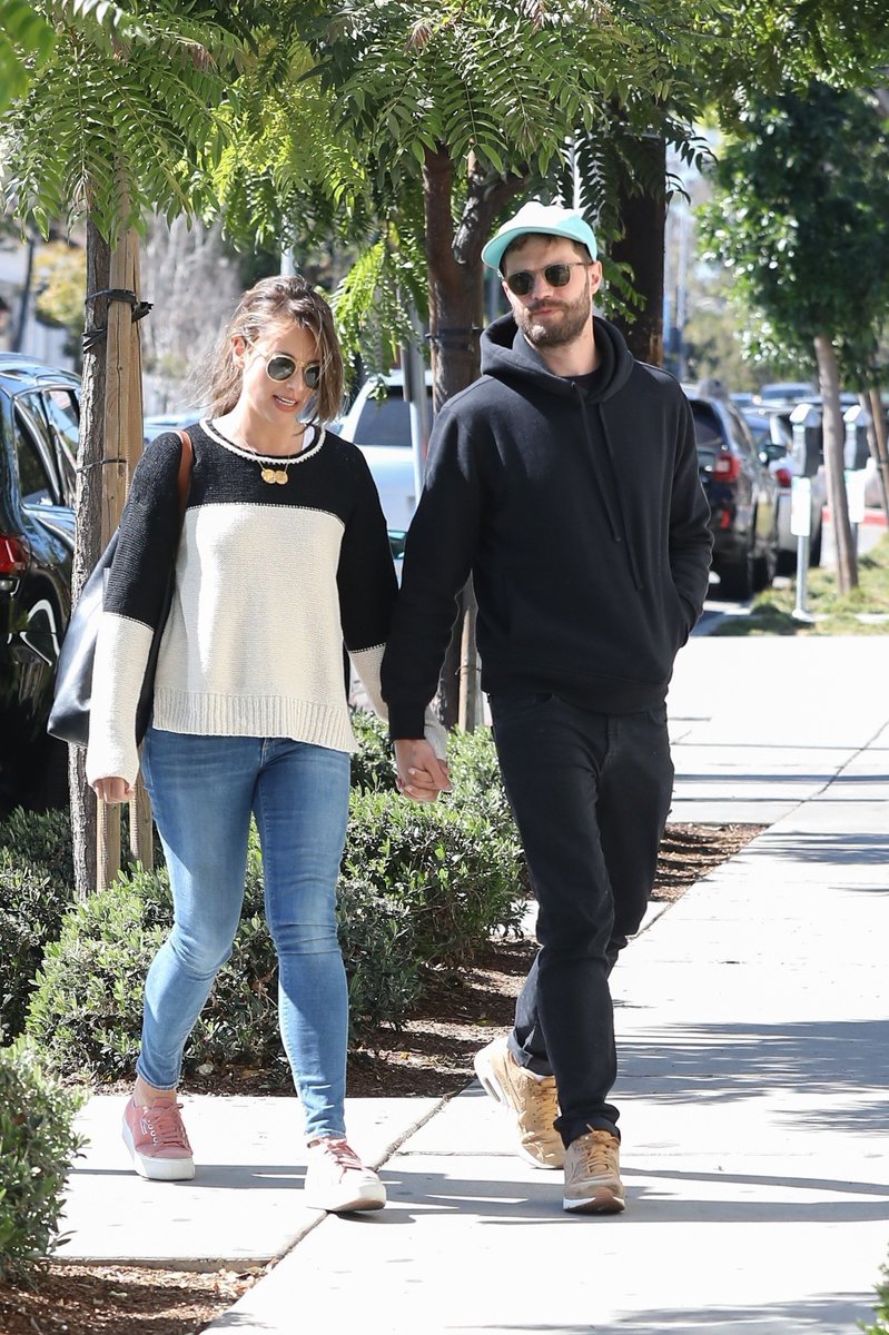 RoratoSilvia's tweet photo. #JamieDornan #AmeliaWarner #JamieAndMillie #Sweetness #Inseparable #TheirHands #Soulmates #PureLove #TheyAreSoBeautiful #LoveTheirStyle #LosAngeles Thanks so much @EverythingJDcom @JamieDornan_org @OhMyFifty @Jamie_DornanCan https://t.co/VLZDU5MGze
