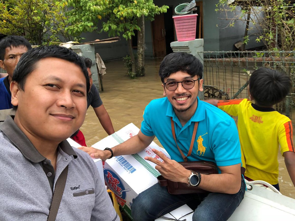 Retail4_4's tweet photo. PT Pertamina @MOR4_GM via @denyhamdani 👍🏼 dan @hiswana_dpc_pkl ikut membantu Area Terdampak di Losari-Brebes semoga bermanfaat dan Cepat Kembali Normal.. aamiin.. @ganjarpranowo @bpbdjateng @BrebesnesiaTwit #pertaminapeduli #bumnhadiruntuknegeri https://t.co/1V2wigqQNl