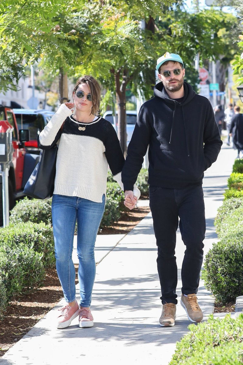 RoratoSilvia's tweet photo. #JamieDornan #AmeliaWarner #JamieAndMillie #Sweetness #Inseparable #TheirHands #Soulmates #PureLove #LoveTheirStyle #LosAngeles Thanks so much @EverythingJDcom @JamieDornan_org @OhMyFifty @Jamie_DornanCan https://t.co/j87tIctc5Z