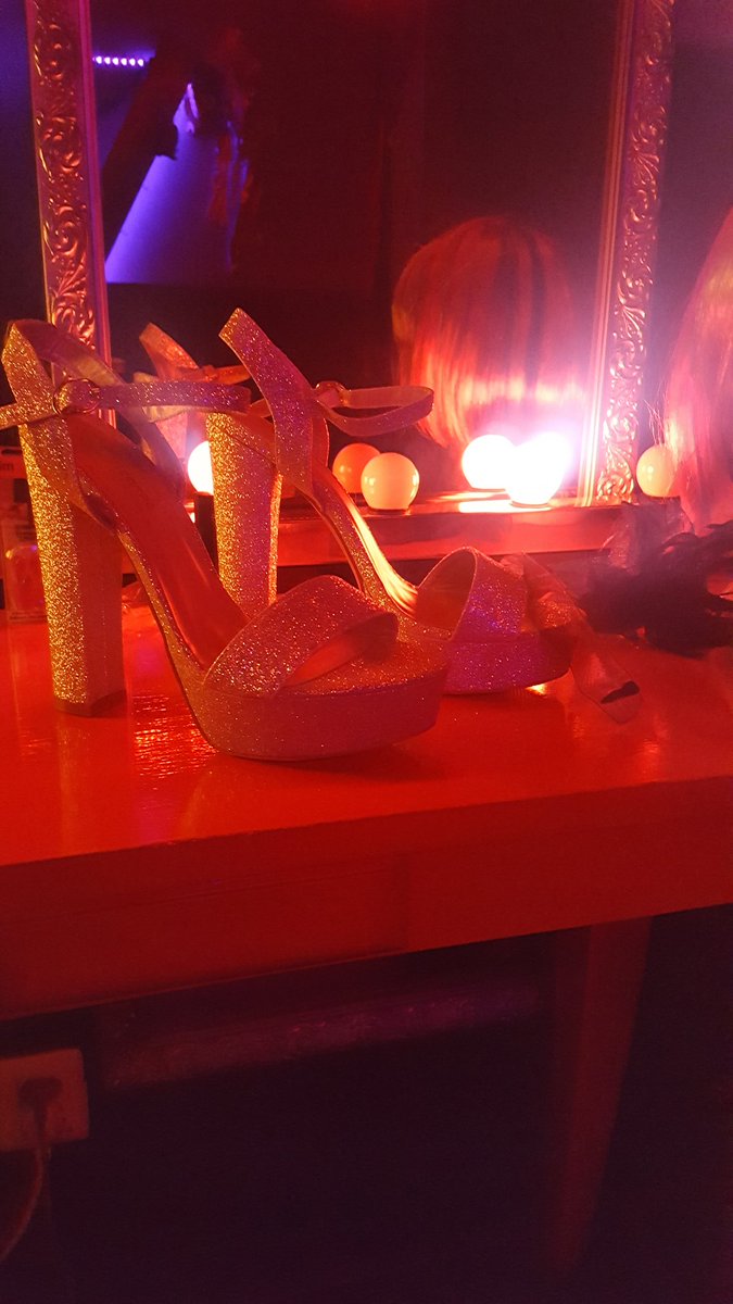 MeesteresDonna's tweet photo. Leuke nw zilveren glitter #HIGHHEELS gehaald.
Wie de schoen past trekke hem aan 👠 😉
Welke #TRAVALADY #Tgirl #CD #TV #sissy #sletje stapt er straks in rond met haar poezelige #voetjes?
#TRAVESTIESTUDIO #DENHAAG dáár waar jouw droom uitkomt.
https://t.co/ZZsMfm1Yb5 https://t.co/f1UGGGY1W6