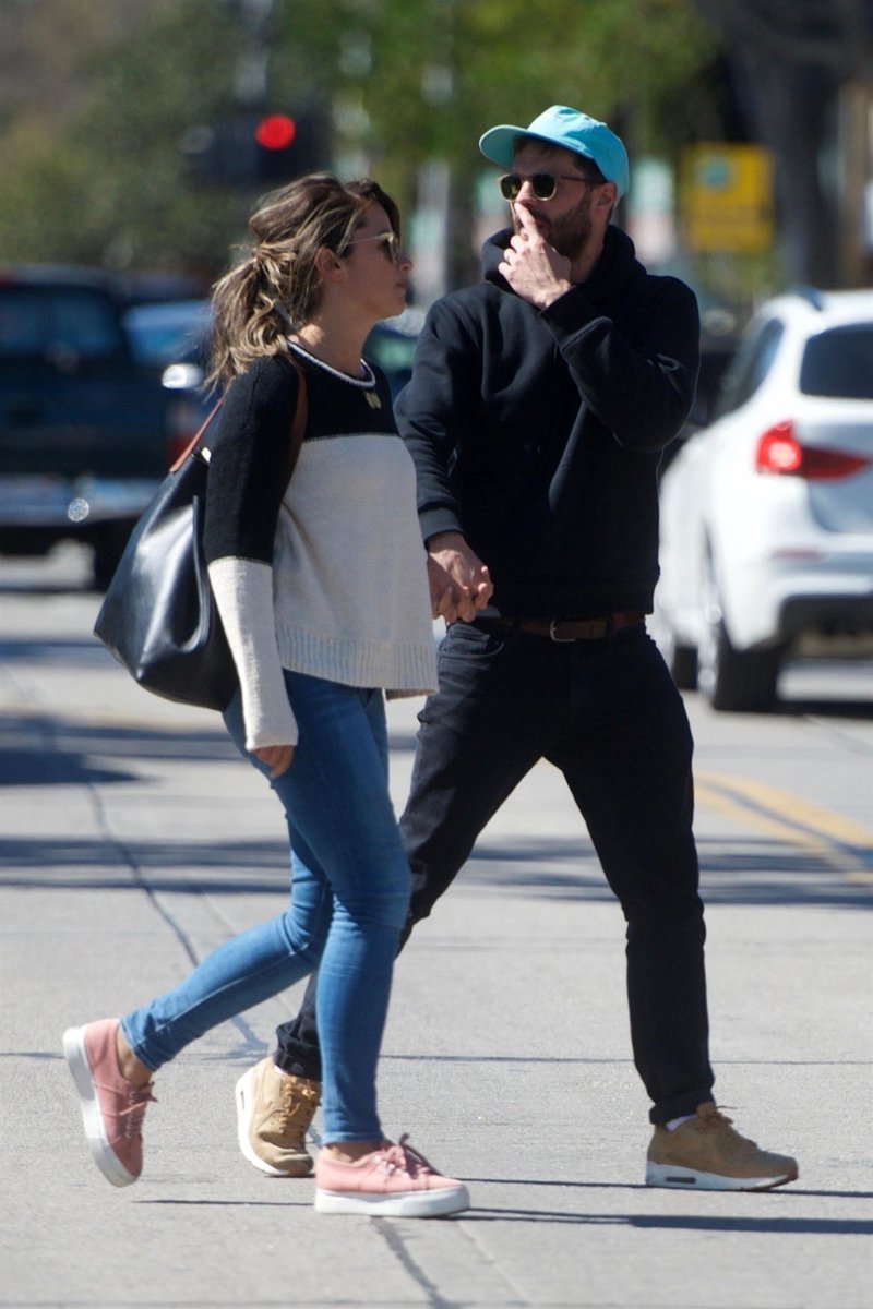 RoratoSilvia's tweet photo. #JamieDornan #AmeliaWarner #JamieAndMillie #Sweetness #Inseparable #TheirHands #Soulmates #PureLove #LoveTheirStyle #AlwaysSoLoving #LosAngeles Thanks so much @EverythingJDcom @JamieDornan_org @OhMyFifty @Jamie_DornanCan https://t.co/VBYbanZClg