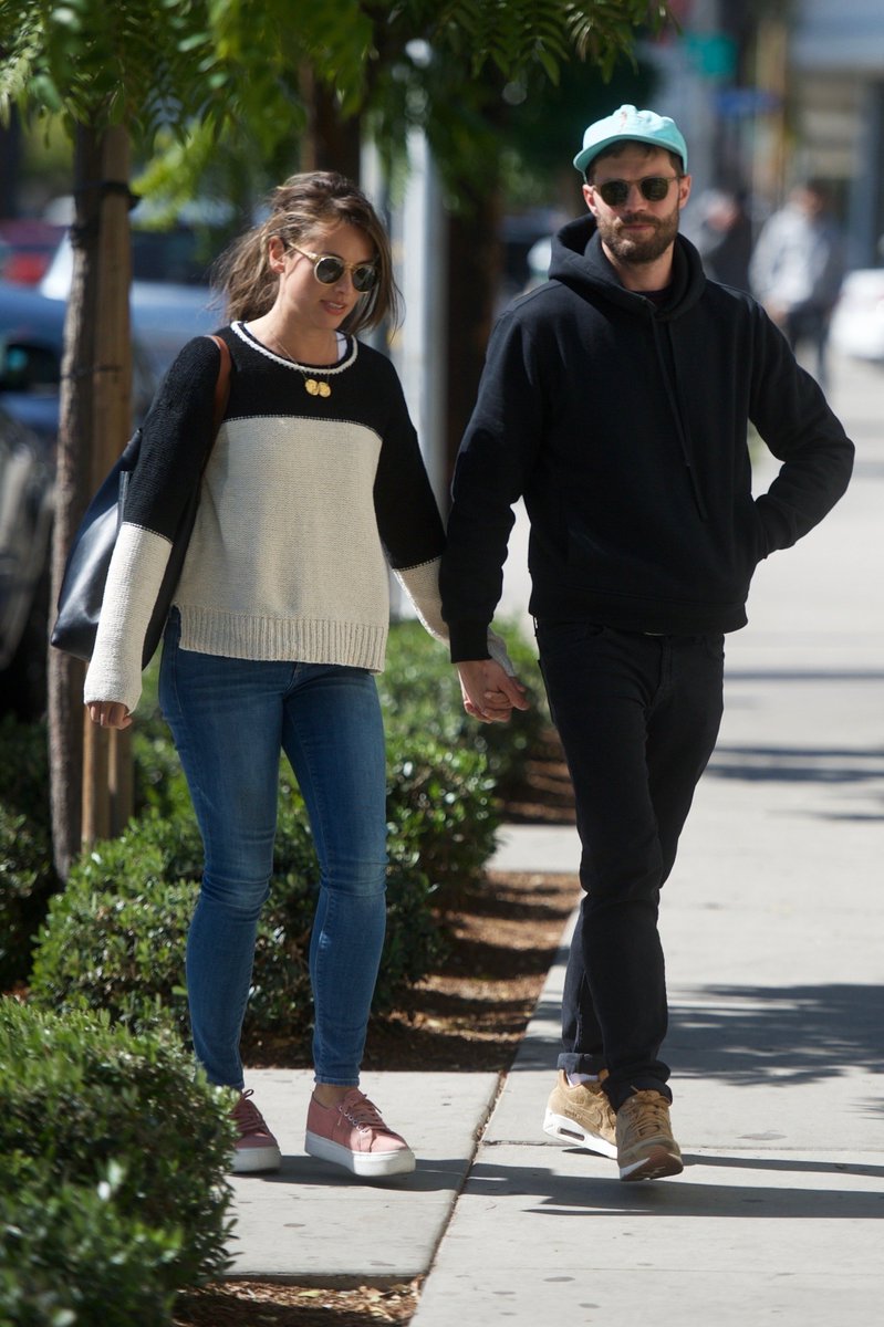 RoratoSilvia's tweet photo. #JamieDornan #AmeliaWarner #JamieAndMillie #Sweetness #AlwaysSoLoving #Inseparable #TheirHands #Soulmates #PureLove #LoveTheirStyle #LosAngeles Thanks so much @EverythingJDcom @JamieDornan_org @OhMyFifty @Jamie_DornanCan https://t.co/pBnZUIWtmf