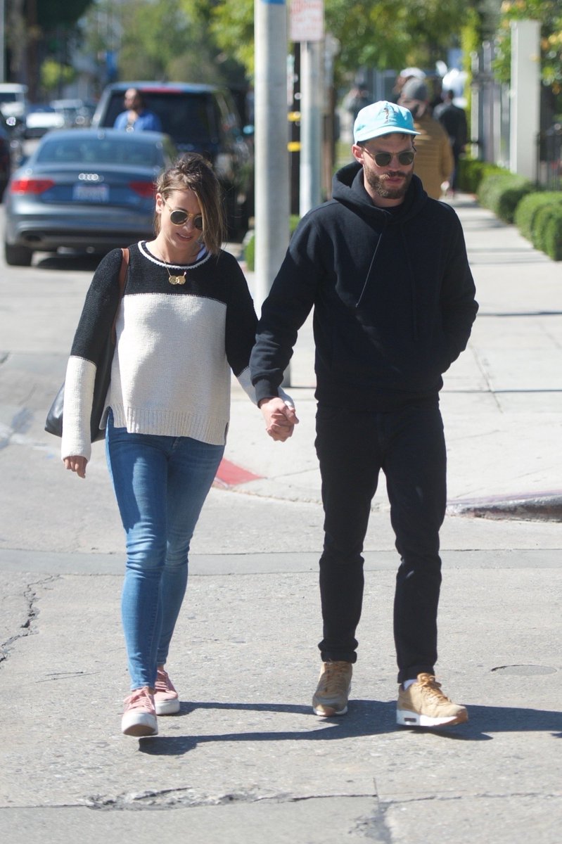 RoratoSilvia's tweet photo. #JamieDornan #AmeliaWarner #JamieAndMillie #Sweetness #Inseparable #TheirHands #Soulmates #PureLove #LoveTheirStyle #LosAngeles Thanks so much @EverythingJDcom @JamieDornan_org @OhMyFifty @Jamie_DornanCan https://t.co/6C20y8OuLM