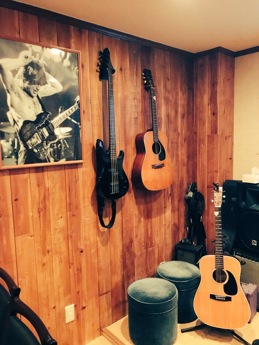 L333S777's tweet photo. 打ち合わせ終わって、仲良しのお姉さんと会ってオススメされたBarに来てるよ!
ROCK&METAL好きな人には遊びに行ってみてほしいお店です♪♪
お酒も進むお店(๑oωo๑)✨
#王子
#BARTuesday'sGone https://t.co/OC8z0SIivJ