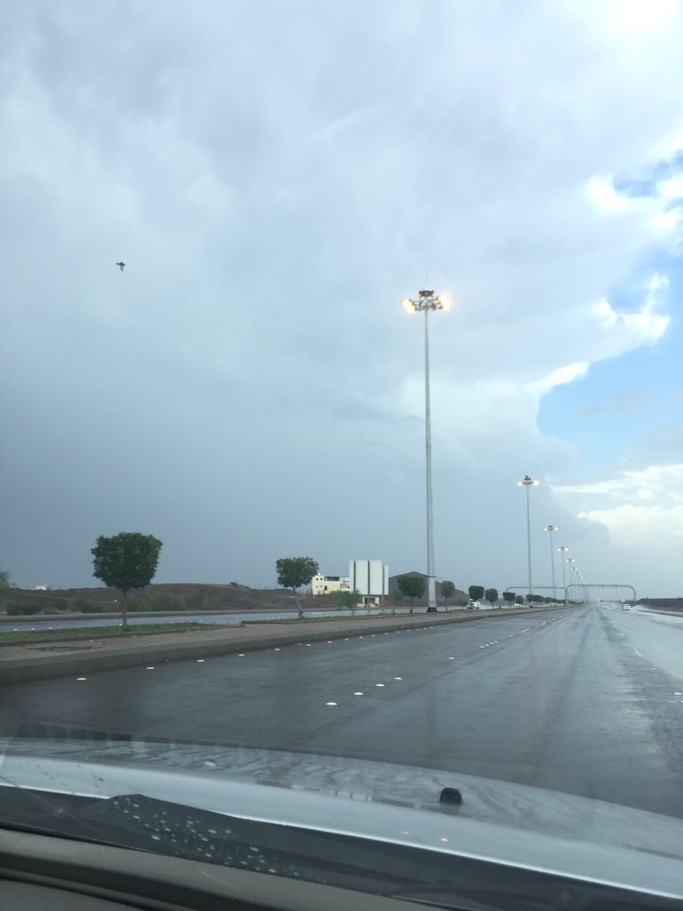 khaled4092's tweet photo. #امطار_المدينه 

لبيه يالمدينة ومن هو سكن فيك
لبيـه واحساس الـغلا لك يلبـي
يـفز قلـبي كــل ماحـل طاريـك
وأقول احبك إيه واحلف بربي💜.. https://t.co/lTRDQL3ioN