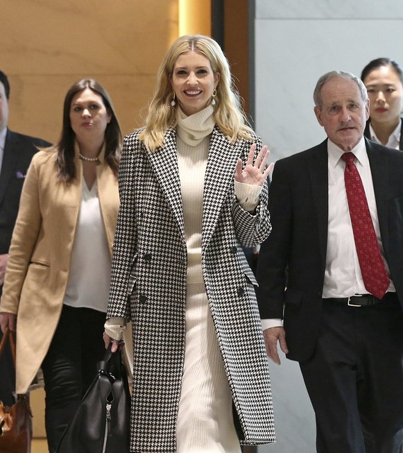 이방카, 대통령 딸이지만… 대한항공 비즈니스석 타고 왔다  
일등석도 아닌 대한항공 비즈니스석을 타고 왔다 
근데 임종석은 대통령 전용기를 이용해 UAE에 갔다가 왔다 
뭉가와 동급이란 걸 여실히 보여주고 있음을 알수가 있다