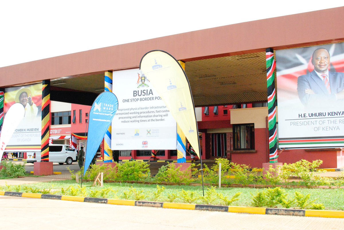 StateHouseUg's tweet image. Improved physical border infrastructure, harmonised working procedures, fast customs processing and information sharing will reduce waiting times at the border. #URATradeFacilitation #OneStopBorderPost .@KagutaMuseveni .@UKenyatta .@URAuganda #TransformingEAC